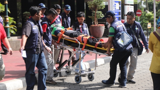 Aksi tenaga medis dalam simulasi penanganan atlet Asian Games 2018