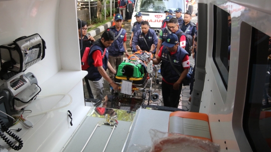 Aksi tenaga medis dalam simulasi penanganan atlet Asian Games 2018