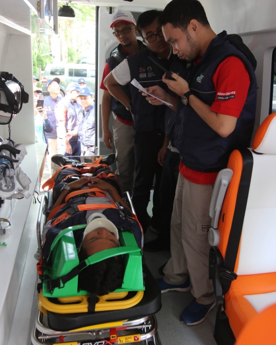 Aksi tenaga medis dalam simulasi penanganan atlet Asian Games 2018