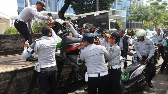 Dishub angkut motor ojek online yang parkir sembarangan
