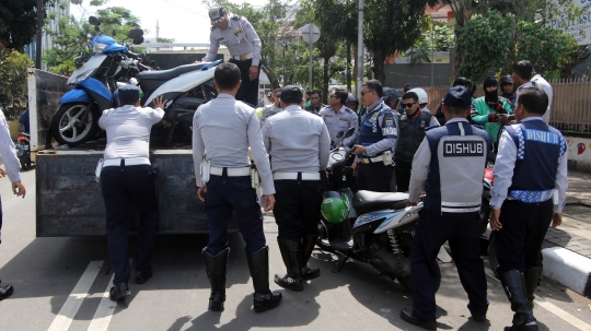 Dishub angkut motor ojek online yang parkir sembarangan