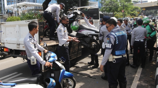 Dishub angkut motor ojek online yang parkir sembarangan