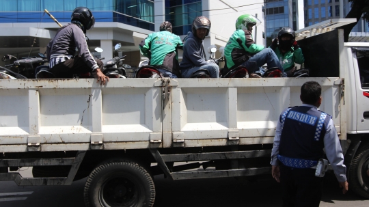 Dishub angkut motor ojek online yang parkir sembarangan