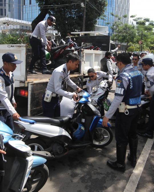 Dishub angkut motor ojek online yang parkir sembarangan