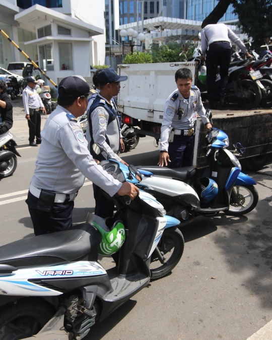 Dishub angkut motor ojek online yang parkir sembarangan