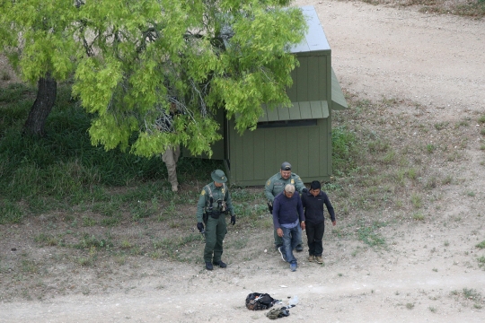 Aksi petugas Amerika tangkap dua WN Meksiko ilegal di perbatasan