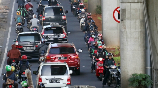 Tingkah nekat pengendara lawan arus di Ciledug