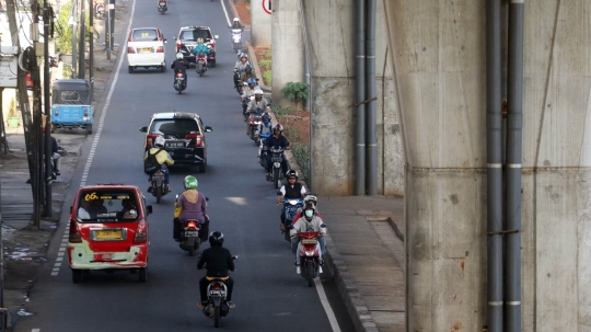 Tingkah nekat pengendara lawan arus di Ciledug