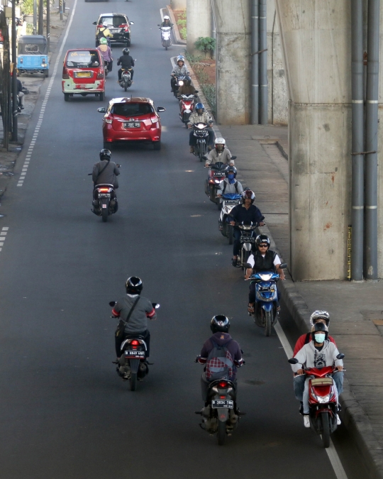 Tingkah nekat pengendara lawan arus di Ciledug