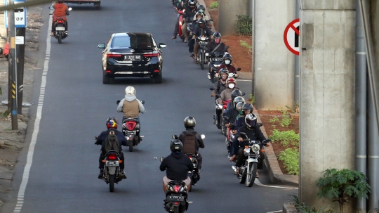 Tingkah nekat pengendara lawan arus di Ciledug