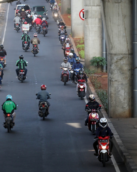 Tingkah nekat pengendara lawan arus di Ciledug