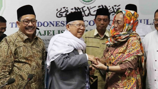 Sukmawati cium tangan Ketua MUI dua kali usai minta maaf