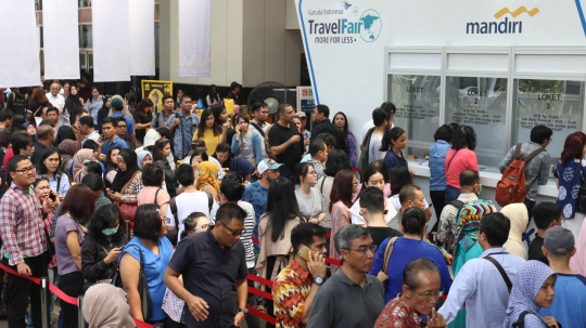 Ribuan warga antre tiket travel murah di GATF 2018