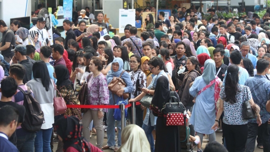 Ribuan warga antre tiket travel murah di GATF 2018