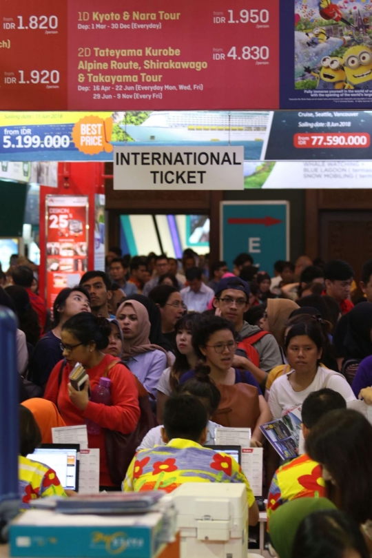 Ribuan warga antre tiket travel murah di GATF 2018