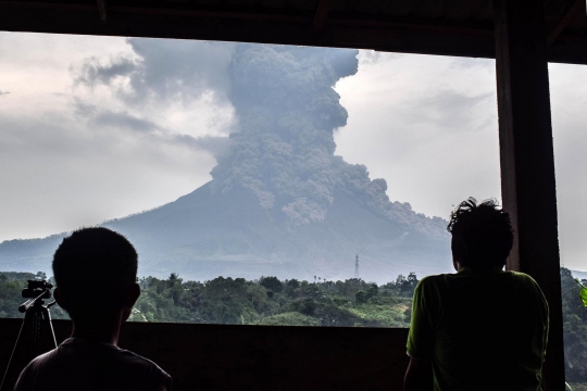 Penampakan mengerikan saat Sinabung kembali muntahkan abu vulkanik