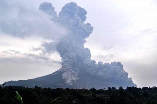 Penampakan mengerikan saat Sinabung kembali muntahkan abu vulkanik