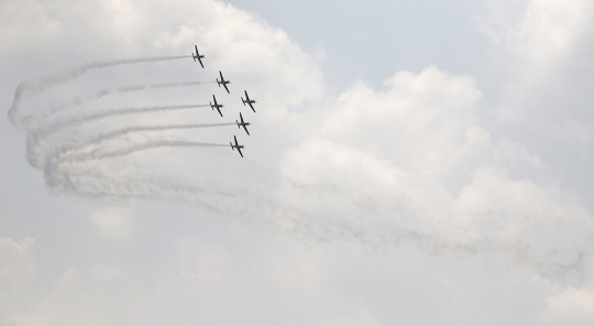 Aksi aerobatik sampai pesta rakyat meriahkan HUT TNI AU ke-72 di Halim