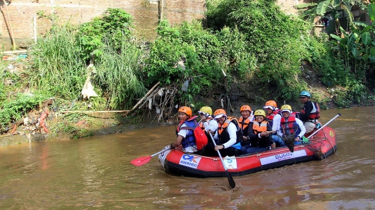 Naik perahu karet, Menteri Rini Soemarno bersihkan sampah di Sungai Ciliwung