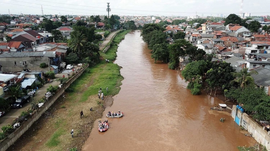 Naik perahu karet, Menteri Rini Soemarno bersihkan sampah di Sungai Ciliwung