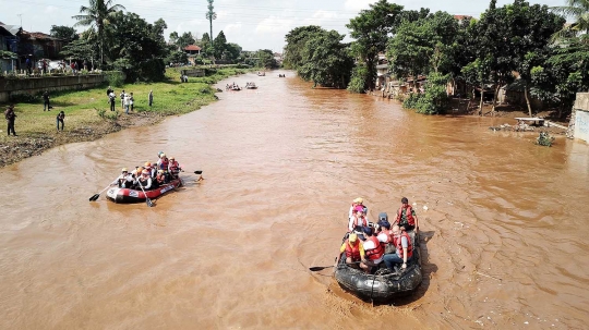 Naik perahu karet, Menteri Rini Soemarno bersihkan sampah di Sungai Ciliwung
