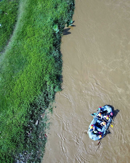 Naik perahu karet, Menteri Rini Soemarno bersihkan sampah di Sungai Ciliwung