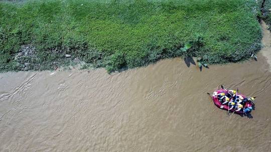 Naik perahu karet, Menteri Rini Soemarno bersihkan sampah di Sungai Ciliwung