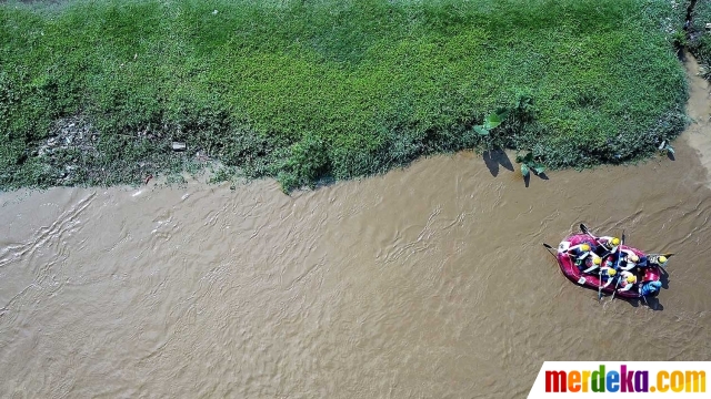 Foto : Naik perahu karet, Menteri Rini Soemarno bersihkan 