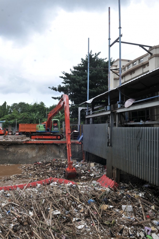 Tumpukan sampah kembali penuhi pintu air Manggarai