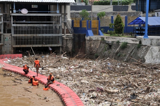 Tumpukan sampah kembali penuhi pintu air Manggarai