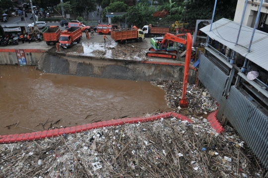 Tumpukan sampah kembali penuhi pintu air Manggarai