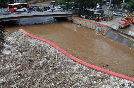 Tumpukan sampah kembali penuhi pintu air Manggarai