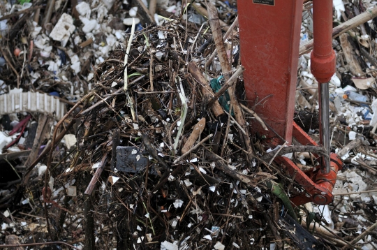 Tumpukan sampah kembali penuhi pintu air Manggarai