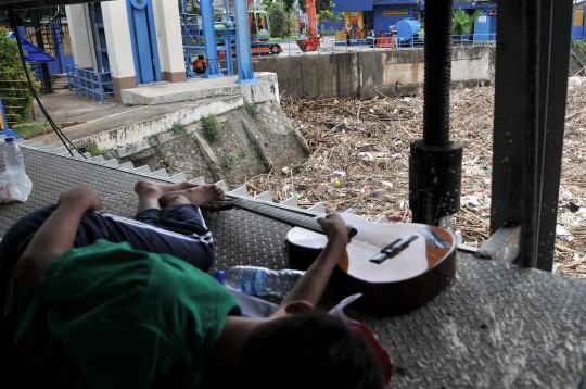 Tumpukan sampah kembali penuhi pintu air Manggarai