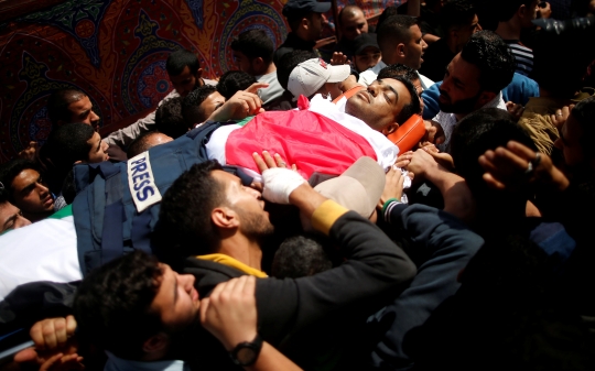 Duka selimuti pemakaman jurnalis Palestina yang tewas ditembak Israel