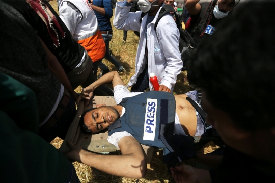 Duka selimuti pemakaman jurnalis Palestina yang tewas ditembak Israel