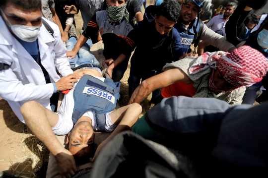 Duka selimuti pemakaman jurnalis Palestina yang tewas ditembak Israel