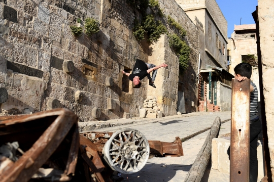 Aksi parkour di reruntuhan Aleppo