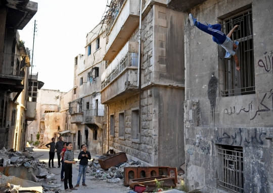 Aksi parkour di reruntuhan Aleppo
