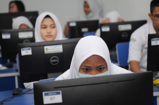 Para siswa SMA melaksanakan UNBK