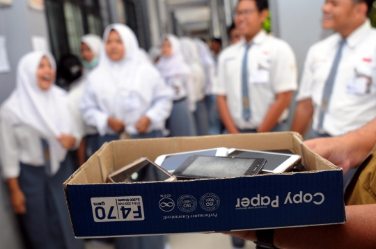 Para siswa SMA melaksanakan UNBK