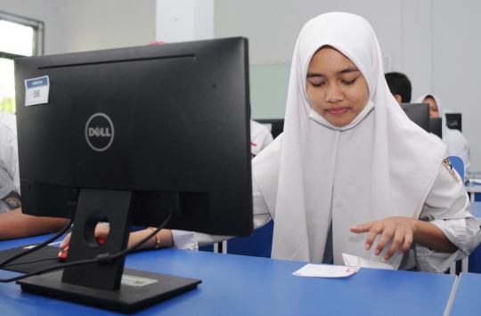 Para siswa SMA melaksanakan UNBK