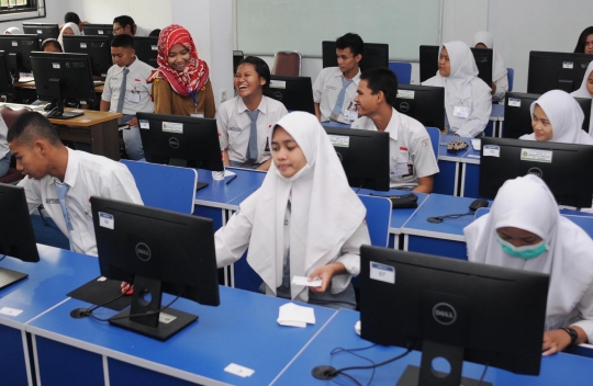 Para siswa SMA melaksanakan UNBK