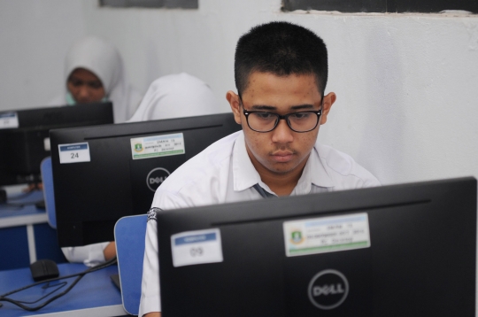 Para siswa SMA melaksanakan UNBK