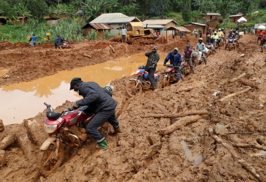 Perjuangan warga bersusah payah lewati jalan berlumpur