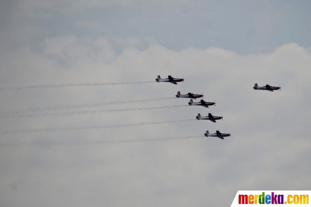 Foto : Aksi memukau Aerobatik Jupiter meriahkan HUT ke-72 