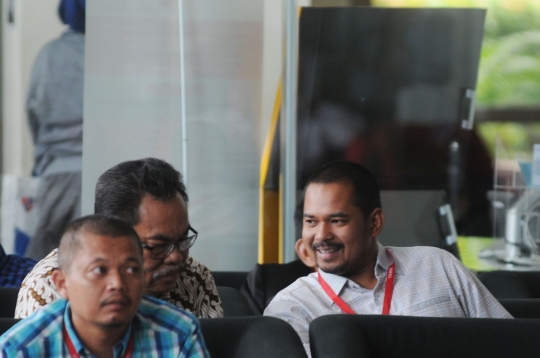 Ekspresi anggota DPRD Sumut Robi Agusman Harahap saat diperiksa terkait suap