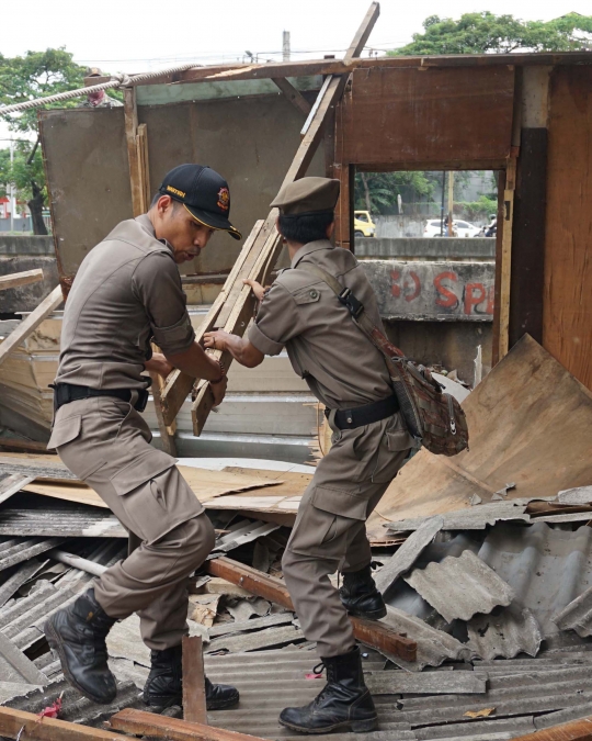 Satpol PP robohkan puluhan bangunan liar di Jakarta