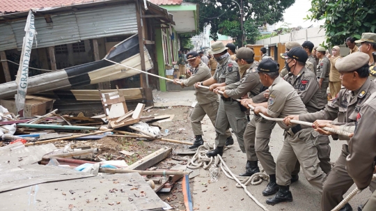 Satpol PP robohkan puluhan bangunan liar di Jakarta