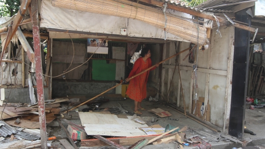 Satpol PP robohkan puluhan bangunan liar di Jakarta